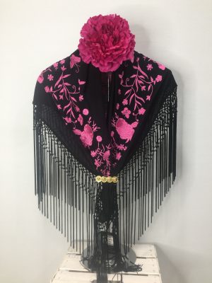 Mantoncillo Nacional adulto – Negro bordado fucsia(Ref:34642)